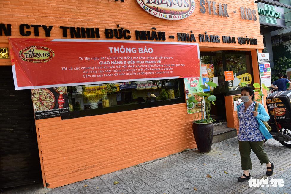 Mua bán take away: sáng tạo cả dụng cụ thu tiền để tránh lây COVID -19 - Ảnh 6. Mua bán take away: sáng tạo cả dụng cụ thu tiền để tránh lây COVID -19 - Ảnh 6.