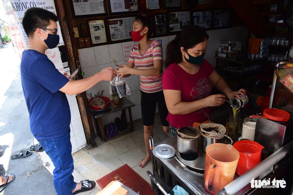 Mua bán take away: sáng tạo cả dụng cụ thu tiền để tránh lây COVID -19 - Ảnh 7. Mua bán take away: sáng tạo cả dụng cụ thu tiền để tránh lây COVID -19 - Ảnh 7.