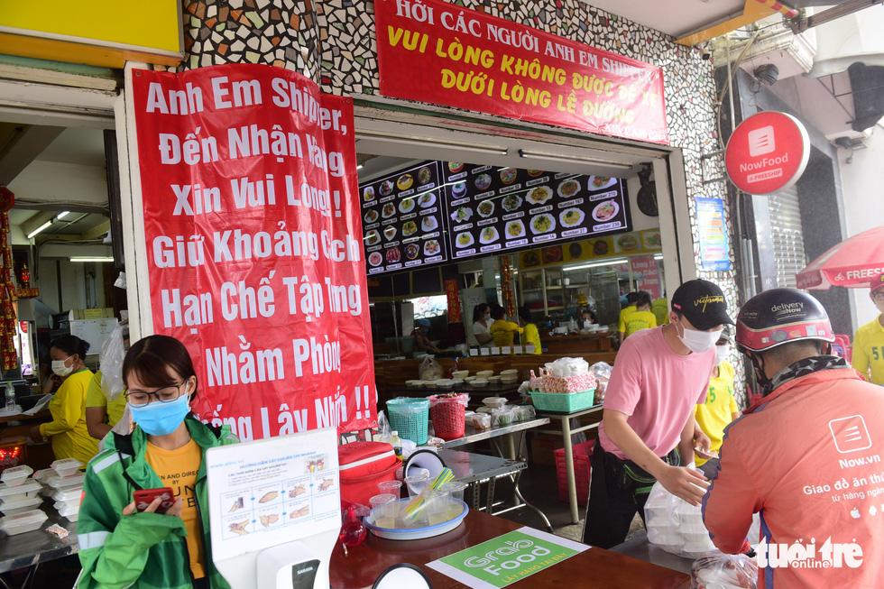 Mua bán take away: sáng tạo cả dụng cụ thu tiền để tránh lây COVID -19 - Ảnh 2. Mua bán take away: sáng tạo cả dụng cụ thu tiền để tránh lây COVID -19 - Ảnh 2.