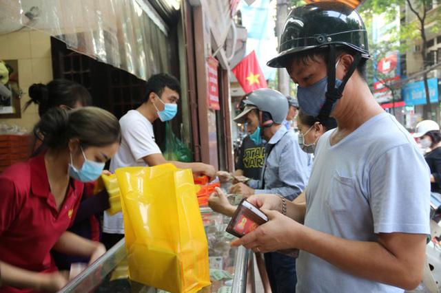 Người dân Hà Nội sớm xếp hàng mua bánh Trung thu truyền thống - Ảnh 8. Người dân Hà Nội sớm xếp hàng mua bánh Trung thu truyền thống - Ảnh 8.