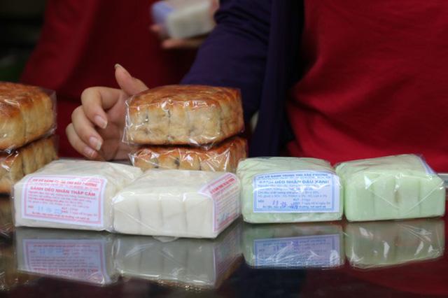 Người dân Hà Nội sớm xếp hàng mua bánh Trung thu truyền thống - Ảnh 6. Người dân Hà Nội sớm xếp hàng mua bánh Trung thu truyền thống - Ảnh 6.