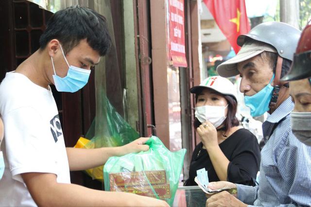Người dân Hà Nội sớm xếp hàng mua bánh Trung thu truyền thống - Ảnh 7. Người dân Hà Nội sớm xếp hàng mua bánh Trung thu truyền thống - Ảnh 7.