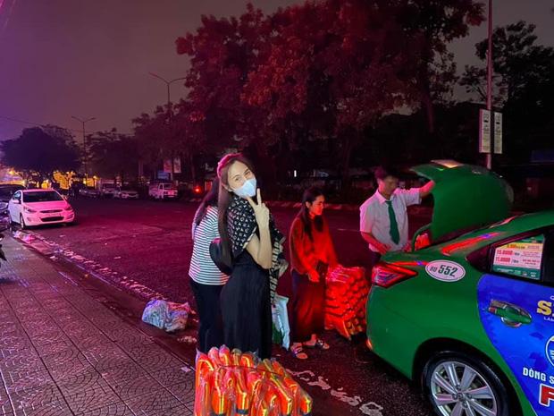 Phỏng vấn nóng Thuỷ Tiên đến Huế cứu trợ miền Trung: Đã kêu gọi được hơn 8 tỷ, bán hết hột xoàn làm từ thiện và chưa kịp báo chồng - Ảnh 1. Phỏng vấn nóng Thuỷ Tiên đến Huế cứu trợ miền Trung: Đã kêu gọi được hơn 8 tỷ, bán hết hột xoàn làm từ thiện và chưa kịp báo chồng - Ảnh 1.