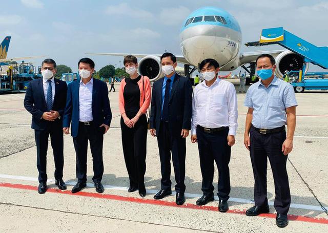 Cận cảnh lô vắc xin ngừa COVID-19 đầu tiên về Việt Nam - Ảnh 7. Cận cảnh lô vắc xin ngừa COVID-19 đầu tiên về Việt Nam - Ảnh 7.