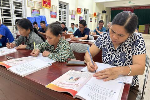 Lớp học xóa mù chữ ở vùng cao Quảng Ninh