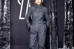 Jennie (BLACKPINK) diện trang phục táo bạo gây tranh cãi