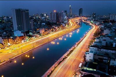 trai-nghiem-mot-sai-gon-ve-dem-lung-linh-huyen-ao-1430591599-5545186f5733d