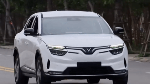 Chủ tịch nước Nguyễn Xuân Phúc ngồi hàng ghế sau VinFast VF8 do tỷ phú Phạm Nhật Vượng cầm lái tại Hải Phòng