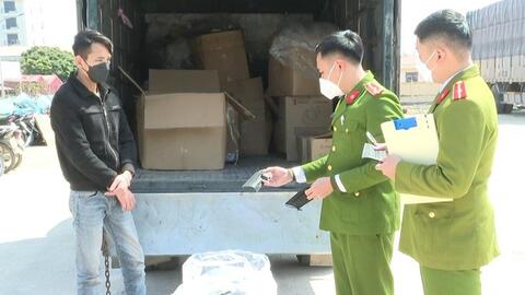 Phát hiện hàng vạn khẩu trang, găng tay y tế không rõ nguồn gốc