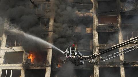 Kiev và nhiều thành phố lớn bị bao vây, Tổng thống Ukraine bất ngờ kêu gọi binh sĩ Nga "đầu hàng"