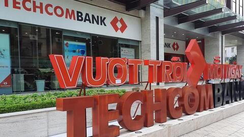 Người nhà Phó TGĐ thường trực Techcombank bán bớt cổ phiếu