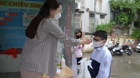 Nhà trường phối hợp đảm bảo an toàn cho học sinh lớp 6 tiêm vắc xin phòng Covid-19
