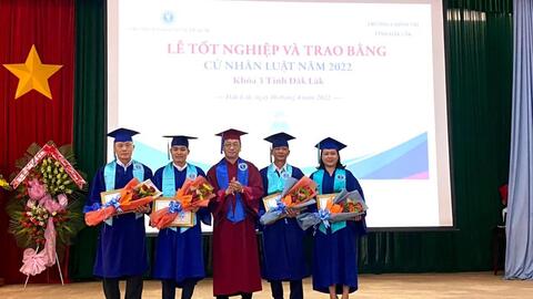 Trường ĐH Luật TPHCM trao bằng cử nhân cho 98 cán bộ, công chức tỉnh Đăk Lắk