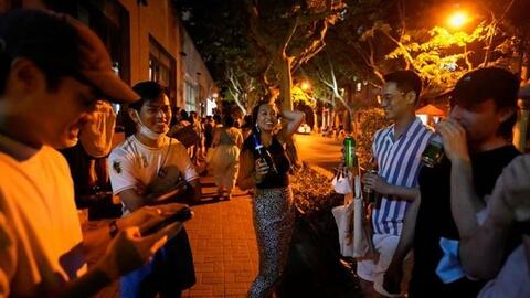 Dân Thượng Hải đổ ra đường mừng dỡ phong tỏa