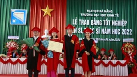 Đà Nẵng: Trường Đại học Kinh tế trao bằng cho gần 130 tân tiến sĩ, thạc sĩ