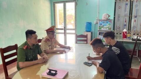 Tuyên Quang: Xử phạt nam thanh niên khoe tài lái xe máy bằng chân