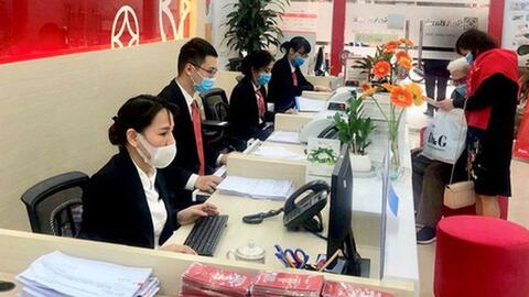 Nhân viên ngân hàng làm việc "hết công suất" để kéo khách gửi tiền