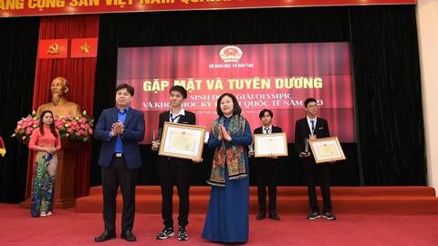 Tuyên dương học sinh đoạt giải Olympic và Khoa học Kỹ thuật quốc tế năm 2023