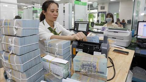 Lãi suất giảm sâu nhưng lượng tiền gửi tiết kiệm vẫn cao