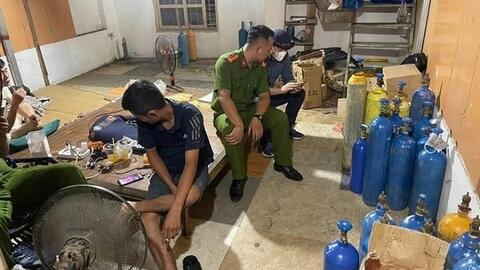 Hà Nội: Đột kích kho chứa 'khí cười' lớn
