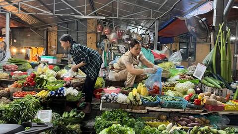 Vừa mừng tăng lương đã lo tăng giá: Chuyên gia nói gì về lạm phát năm nay?