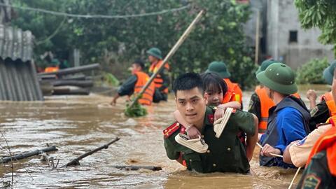 Xuyên ngày, trắng đêm vì người dân vẫn đang chờ các anh