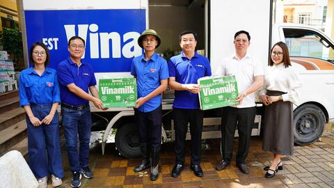 Vinamilk tiếp tục hỗ trợ người dân sau bão lũ