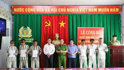 Công an TP Cần Thơ công bố đặc xá cho 13 phạm nhân