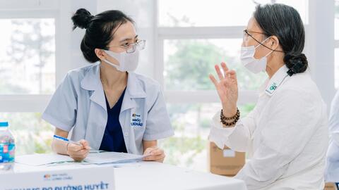 Long Châu nâng tầm đội ngũ bác sĩ chuyên nghiệp và khả năng xử trí nhạy bén cùng chuyên gia từ Bệnh viện Đại học Y dược TP HCM