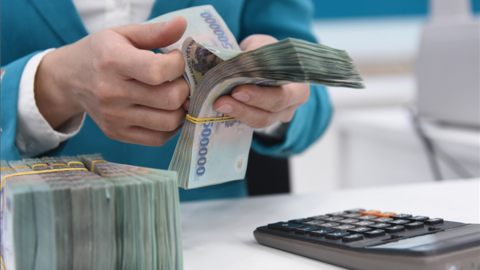 Tháng 12, xuất hiện ngân hàng trả lãi tiết kiệm 8%/năm