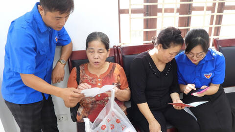 Thanh niên Hưng Yên hỗ trợ người dân chuyển đổi số và dịch vụ công
