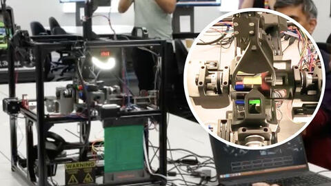 Robot bất ngờ giải khối Rubik với tốc độ đáng kinh ngạc