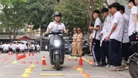 CSGT hướng dẫn kỹ năng lái xe cho học sinh