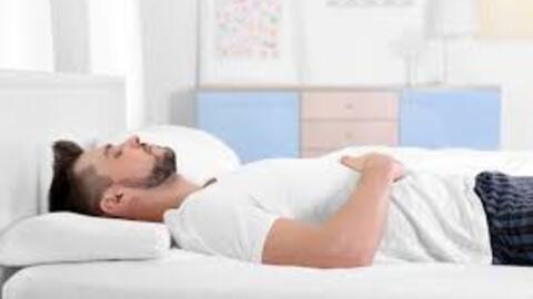 Nên nằm nghiêng hay ngửa khi ngủ?