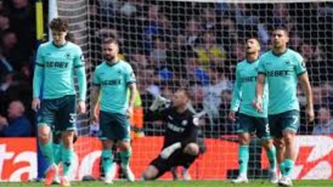 Xác định đội đầu tiên xuống hạng Ngoại hạng Anh