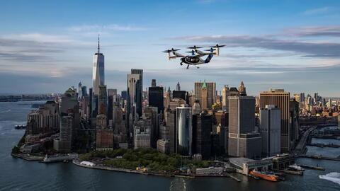 Taxi bay bắt đầu lượn trên bầu trời thành phố New York