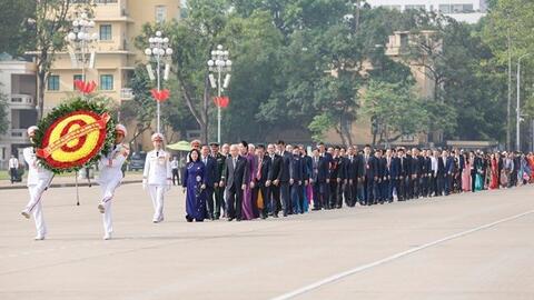 Đoàn đại biểu tham dự Đại hội đại biểu toàn quốc MTTQ Việt Nam lần thứ XI vào Lăng viếng Chủ tịch Hồ Chí Minh