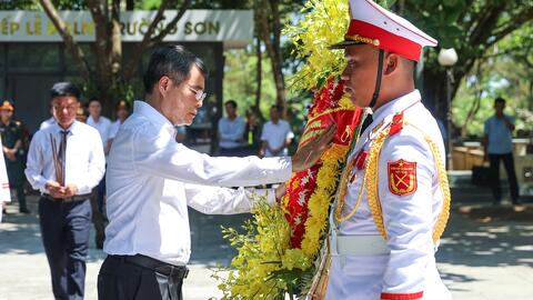 Thủ tướng Lê Minh Hưng tưởng niệm các anh hùng liệt sĩ tại các "địa chỉ đỏ" ở Quảng Trị