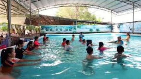 Gần 30 trẻ em khó khăn ở Cà Mau được dạy bơi miễn phí