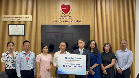 Shinhan Finance trao tặng 100 triệu đồng, đồng hành cùng Quỹ mổ tim tại Viện Tim TP. Hồ Chí Minh
