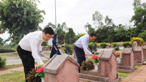 Thanh Hóa: Lãnh đạo tỉnh dâng hương tri ân liệt sĩ, thăm hỏi gia đình chính sách
