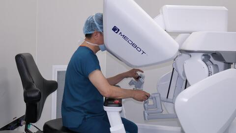 Người đàn ông 72 tuổi chiến thắng ung thư trực tràng nhờ phẫu thuật robot tại Cần Thơ