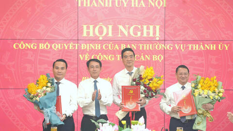 Hà Nội công bố và trao các quyết định về công tác cán bộ