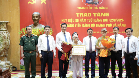 Thường trực Ban Bí thư trao Huy hiệu 80 năm tuổi Đảng cho đảng viên lão thành Đà Nẵng