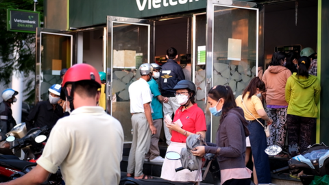 Công nhân xếp hàng dài chờ rút tiền cây ATM ngày cận Tết