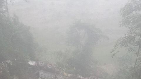 Ô tô đầu kéo rơi xuống vực sâu 70m khi lùi tránh xe ngược chiều