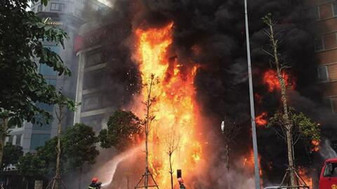 Cháy quán karaoke lúc rạng sáng khiến 2 vợ chồng tử vong