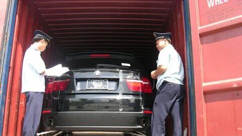 Xử lý các lô hàng ô tô nhập khẩu là quà biếu, quà tặng xin tái xuất ra sao?