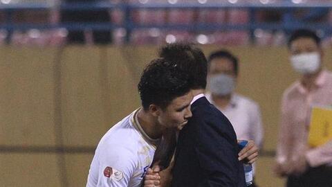 Xúc động khoảnh khắc Quang Hải cúi đầu trước bầu Hiển trong trận đấu có thể là cuối cùng cho Hà Nội FC