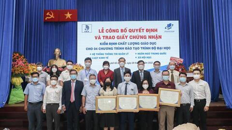 Trường Đại học Mở TP.HCM nhận Giấy chứng nhận đạt chuẩn 4 chương trình đào tạo